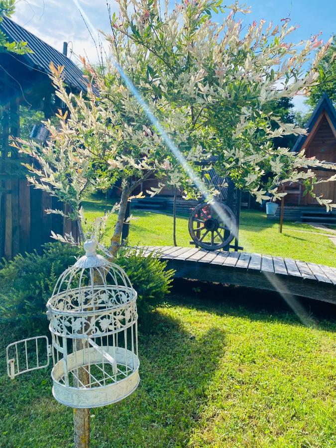 Rooms & Glamping Lana Haus Licko Petrovo Selo Zewnętrze zdjęcie